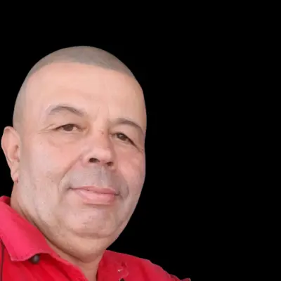 Hombre con camisa roja