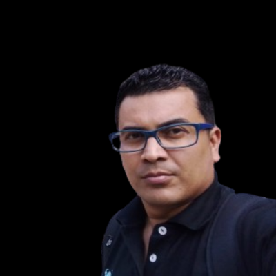 Hombre con camisa oscura